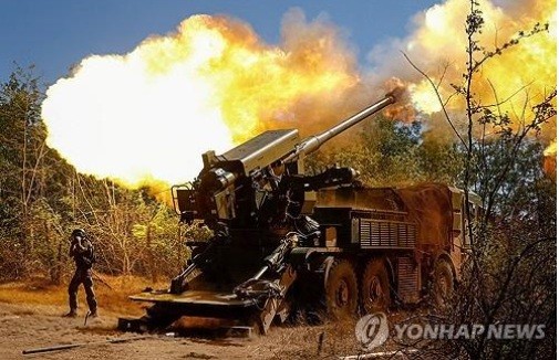 러시아군 포병이 우크라이나 군 진지를 향해 포격하는 모습@연합뉴스