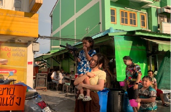 송끄란에 참가한 어린이와 엄마@한성규 통신원