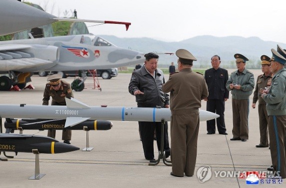 북한 공군 비행장을 찾은 김정은 국무위원장@연합뉴스