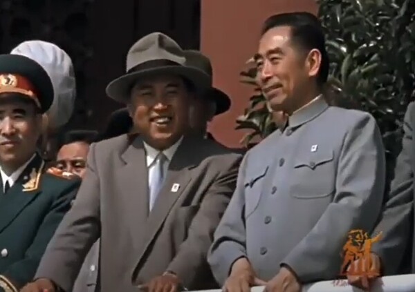 1959년 신중국 10주년 열병식에서 김일성과 저우언라이 중국 국무원 총리가 웃고 있다. @연합뉴스