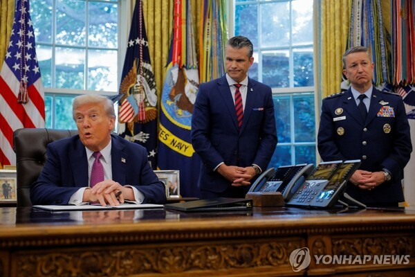 트럼프 미국 대통령과 헤그세스 국방부 장관(가운데). @연합뉴스