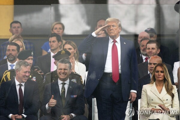 지난 6월 자신의 생일 열병식에서 경례하는 트럼프 대통령. @연합뉴스