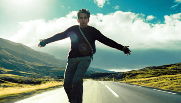 영화 '월터의 상상은 현실이 된다'에서 벤 스틸러가 스케이트 보드를 타고 아이슬란드 도로를 질주하고 있다. @유투브 