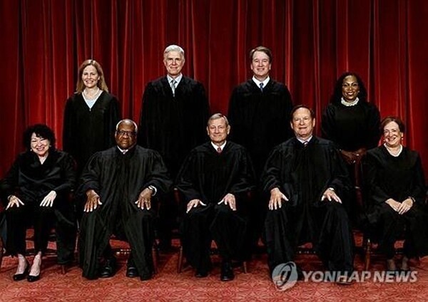2022년 10월 7일 미국 연방대법원 청사에서 촬영된 연방대법관 9명 전원의 사진. 앞줄에 앉아 있는 사람들은 왼쪽부터 오른쪽으로 차례로 소니아 소토마요르 대법관, 클래런스 토머스 대법관, 존 로버츠 대법원장, 새뮤얼 얼리토 주니어 대법관, 엘리나 케이건 대법관이며, 뒷줄에 서 있는 사람들은 왼쪽부터 오른쪽으로 차례로 에이미 코니 배럿 대법관, 닐 고서치 대법관, 브렛 캐버노 대법관, 커탄지 브라운 잭슨 대법관이다. 연방대법원은 현재 보수 6명, 진보 3명으로 보수가 절대 우위를 점하고 있다. @연합뉴스