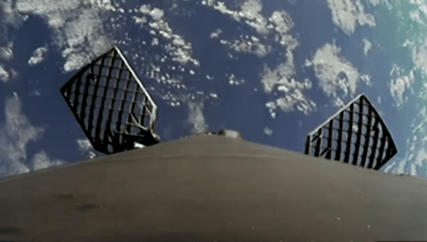 지구 궤도를 돌고 있는 트랜치 1 위성. @유투브