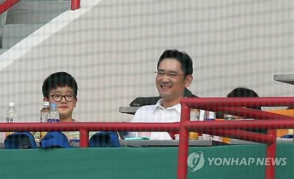이재용 삼성전자 회장과 장남 이지호. 2012년 야구장 방문 당시 모습. @연합뉴스