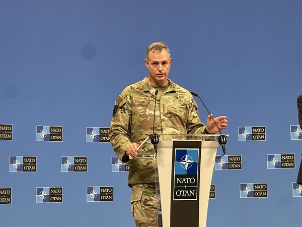 드론 경계를 강화하겠다고 기자회견하는 알렉서스 그린케위치 나토 유럽 최고사령관. @연합뉴스