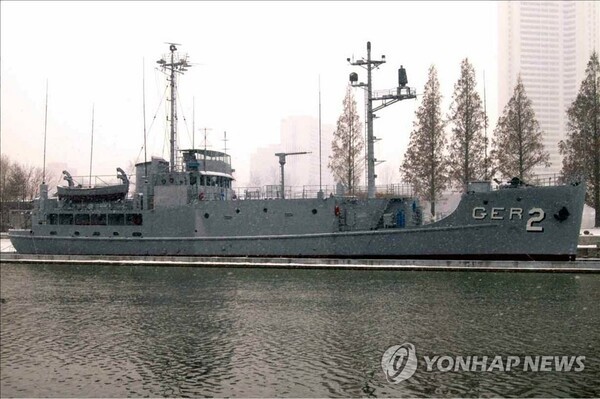 1968년 북한이 나포한 미 푸에블로호. 북한은 이를 돌려주지 않고 북한 전승기념관 야외전시장인 보통강변에 전시했다. @연합뉴스