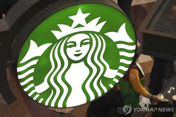 프리미엄 커피 대표주자 스타벅스가 실적 부진에 구조조정에 돌입했다. @연합뉴스