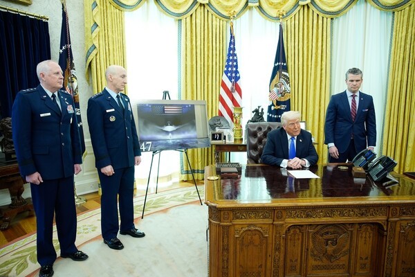 미 공군 차세대 최첨단 전투기 사업자 선정 결과를 발표하는 트럼프 대통령. @연합뉴스