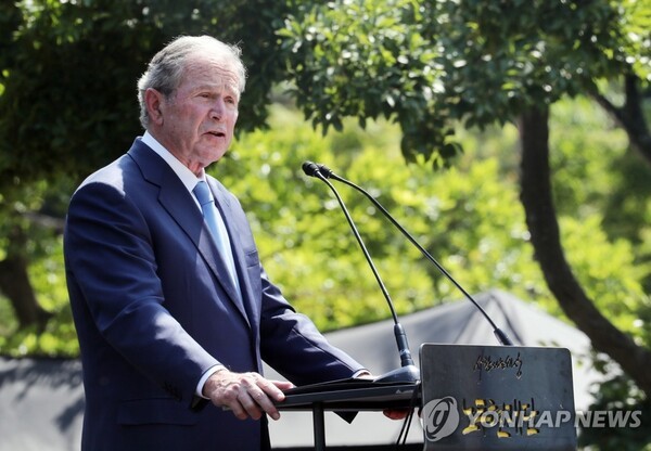 노무현 전 대통령 서거 10주기에 참석, 추도사를 하고 있는 부시. 파란색 넥타이를 착용했다. @연합뉴스