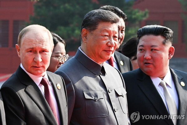 중국 전승절 80주년 행사에서 만난 푸틴(왼쪽) 러시아 대통령과 시진핑(가운데) 중국 국가주석. @연합뉴스 