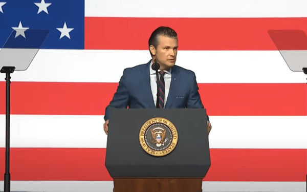 군 장성들을 향해 "새 전략에 반대하면 사직하라"고 말하는 헤그세스 미 국방장관. @유투브