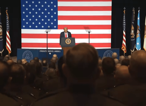 30일(현지시간) 미 버지니아 퀀티코 해병대 기지에서 트럼프 대통령이 입장하자 장성들이 일제히 일어나 박수를 치고 있다. @유투브