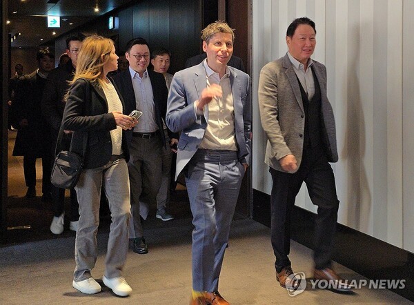 지난 2월 방한 당시 최태원 SK회장(오른쪽)과 만난 샘 올트먼 오픈AI CEO. @연합뉴스 