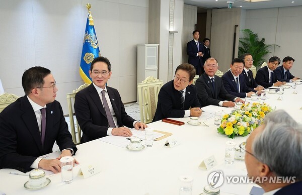 재계와의 간담회에서 발언하는 구광모 LG회장(왼쪽). @연합뉴스