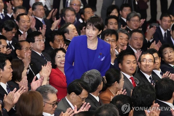 당선뒤 동료 의원들의 박수를 받고 있는 다카이치 사나에 신임 자민당 총재. @연합뉴스