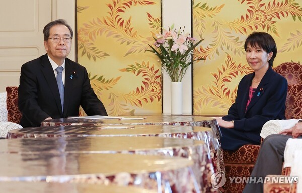 다카이치 자민당 총재(오른쪽)와 사이토 공명당 대표. 회담전 표정에서 냉랭함을 엿볼 수 있다. @연합뉴스