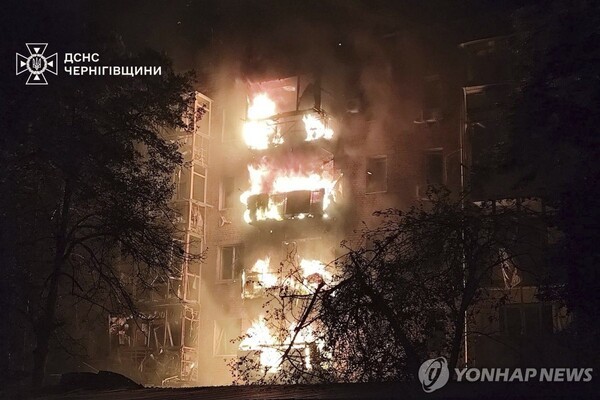 17일(현지시간) 러시아의 공습으로 불타고 있는 우크라이나 체르니히우주 건물. @연합뉴스