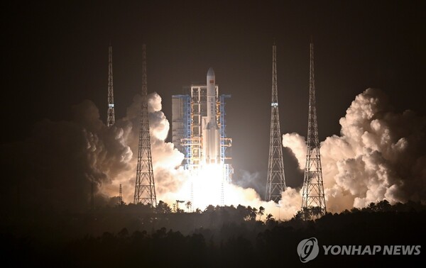 중국 창정-5호 로켓 발사 모습. 중국은 우주분야에서 미국을 빠르게 위협하고 있다. @연합뉴스
