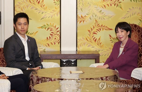 20일 연정수립에 합의한 다카이치 자민당 총재(오른쪽)와 요시무라 일본유신회 대표. @연합뉴스