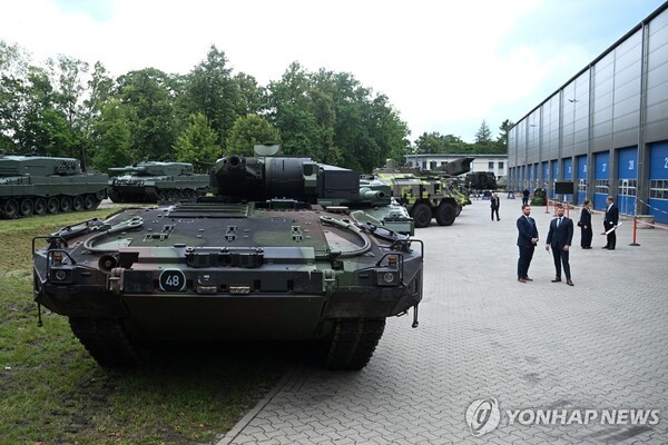 독일 방산업체 라인메탈사 앞에서 전시된 군용차와 장갑차. @연합뉴스