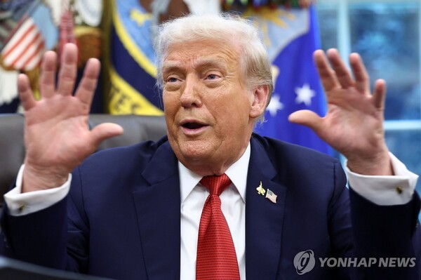 푸틴 대통령과의 부다페스트 회담 연기를 밝히는 트럼프 대통령. @연합뉴스