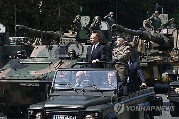 열병식에 참석한 폴란드 대통령. 폴란드는 유럽국가 중 한국산 무기를 가장 많이 사들인 국가다. @연합뉴스