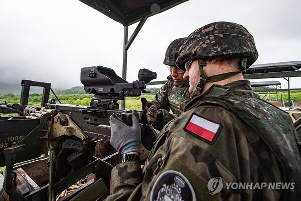 폴란드 군 관계자가 한국산 무기에 관한 설명을 듣고 있다. @연합뉴스