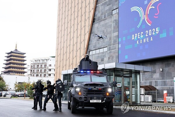 경주 APEC 정상회의를 앞두고 경찰이 드론 제압 훈련을 하고 있다. @연합뉴스