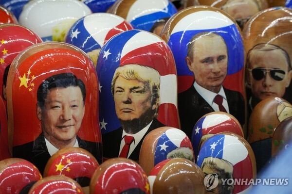 시진핑(맨 왼쪽)과 트럼프(가운데), 푸틴 대통령의 얼굴이 그려진 러시아 전통인형 마트로슈카. @연합뉴스