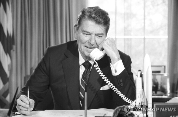 1984년 백악관 집무실에서 전화통화를 하는 로널드 레이건 당시 대통령. @연합뉴스