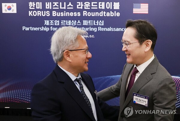 지난 8월 워싱턴 한미 비즈니스 라운드테이블에서 젠슨 황 엔비디아 CEO와 만난 이재용 삼성전자 회장(오른쪽). @연합뉴스