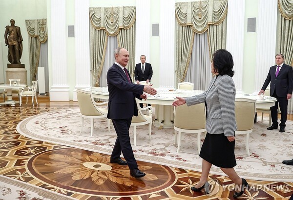 푸틴 러시아 대통령(왼쪽)과 최선희 북한 외무상. @연합뉴스