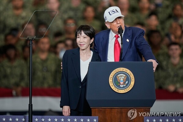 핵 항공모함 조지워싱턴호에 함께 오른 다카이치 총리와 트럼프 대통령. @연합뉴스