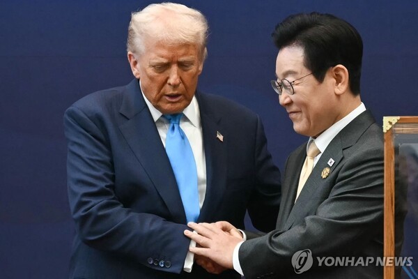 방한중인 트럼프 대통령이 정상회담에 앞서 이재명 대통령과 악수하고 있다. @연합뉴스 