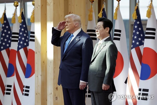 트럼프 대통령이 29일 공식 환영행사에서 거수경례를 하고 있다. @연합뉴스