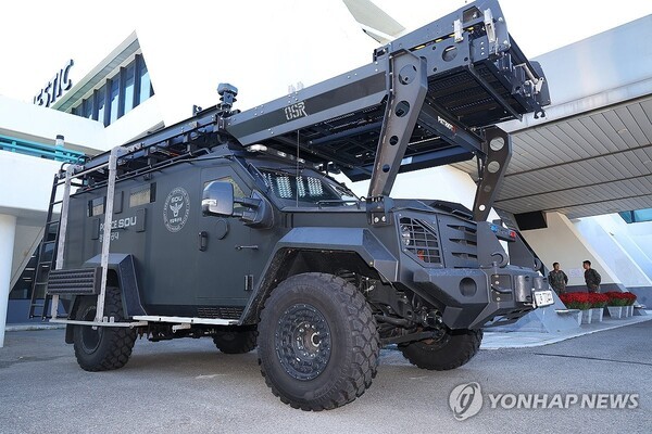 미중 정상회담을 앞두고 김해공항에 투입된 경찰특공대 장갑차. @연합뉴스