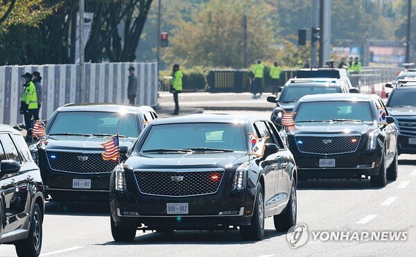 미 대통령 전용차량인 '더 비스트'가 경주 도로를 달리고 있다. @연합뉴스