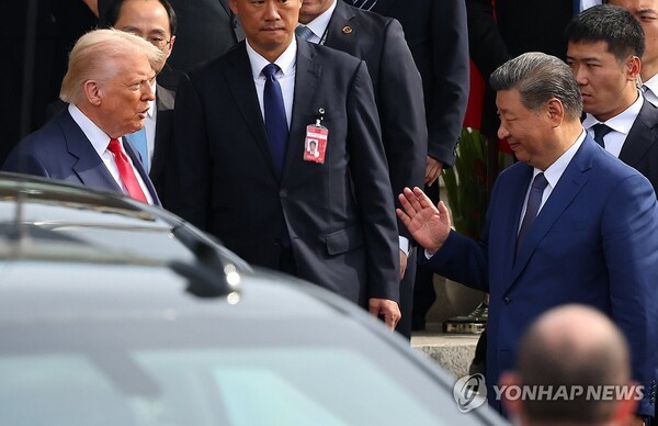 트럼프 대통령과 시진핑 주석이 30일 정상회담을 마치고 헤어지면서 인사하고 있다. @연합뉴스