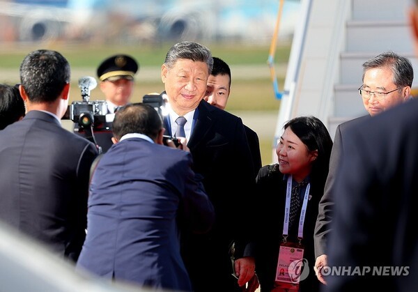 시진핑 주석이 30일 국빈 방문을 위해 한국에 도착, 환영을 받고 있다. @연합뉴스