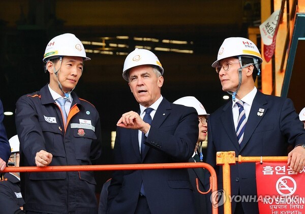 마크 카니 캐나다 총리가 한화오션을 방문한 자리에 김민석 총리(오른쪽)와 김동관 한화그룹 부회장이 함께 하고 있다. @연합뉴스