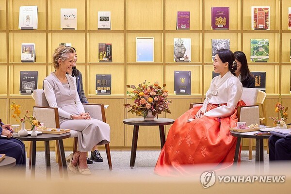 김혜경 여사가 다이애나 폭스 카니 캐나다 총리 부인과 환담하고 있다. @연합뉴스