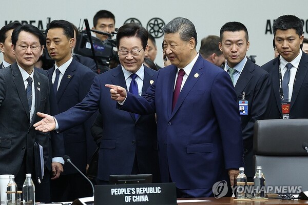  31일 APEC 정상회의 제1세션에 입장하는 시진핑 주석을 이재명 대통령이 안내하고 있다. @연합뉴스
