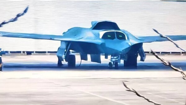 지난 6월 사진이 유출된 J-36 스텔스기 정면 모습. @연합뉴스