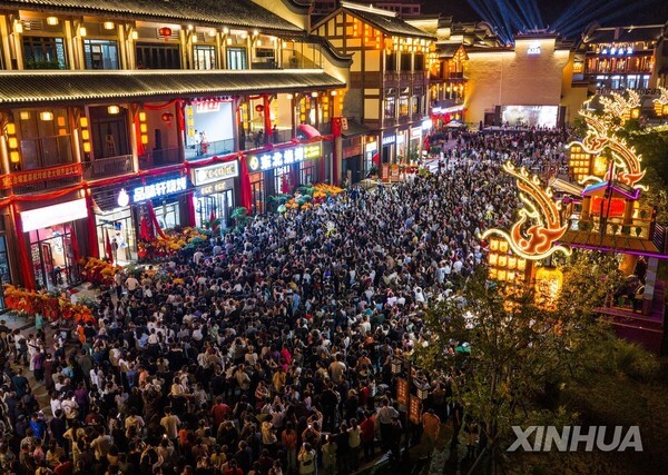 중국 국경절에 현지인과 외국인 관광객들로 붐비는 후베이성 중심가. @연합뉴스