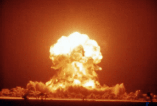 1945년 뉴멕시코주 트리니티에서 진행된 핵실험. 화질은 좋지 않지만, 폭발의 위력은 대단했다. @유투브