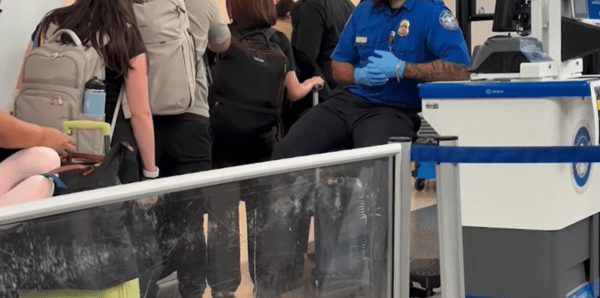 여행객들이 길게 늘어선 TSA 검색 대기줄. @방송화면
