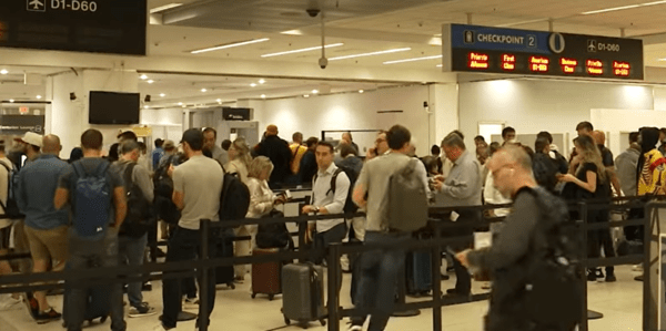 공항마다 여행객들이 길게 줄을 서는 모습을 흔하게 볼 수 있다. @방송화면