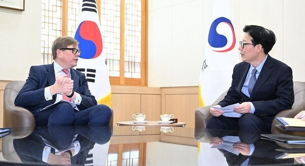 박윤주 외교부 제1차관(오른쪽)이 방한 중인 핀란드 살로바라 외교차관과 환담하고 있다. @연합뉴스